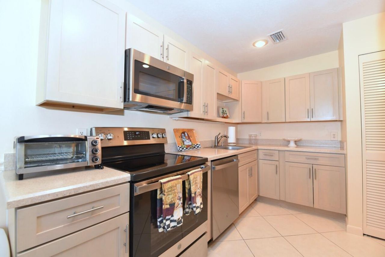 17 E Stratford Dr Drive E, Unit F, Boynton Beach, FL 33436 Photo