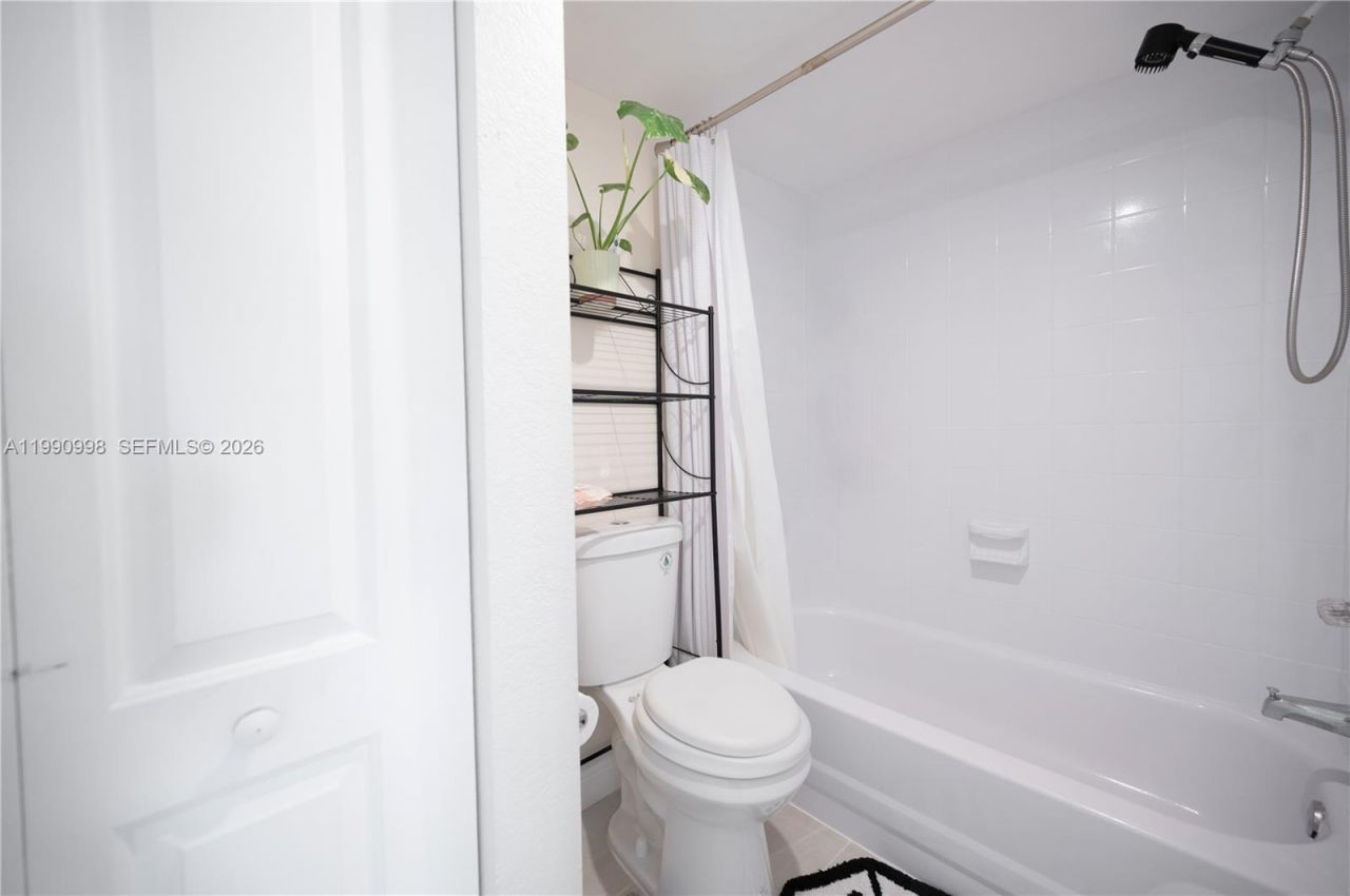 18890 NW 57 Ave , Unit 210, Hialeah, FL 33015 Photo