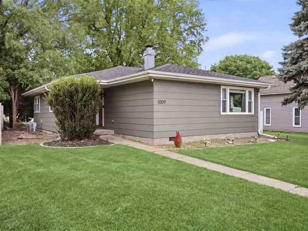 1009 E 2nd Street, Washington, IA 52353