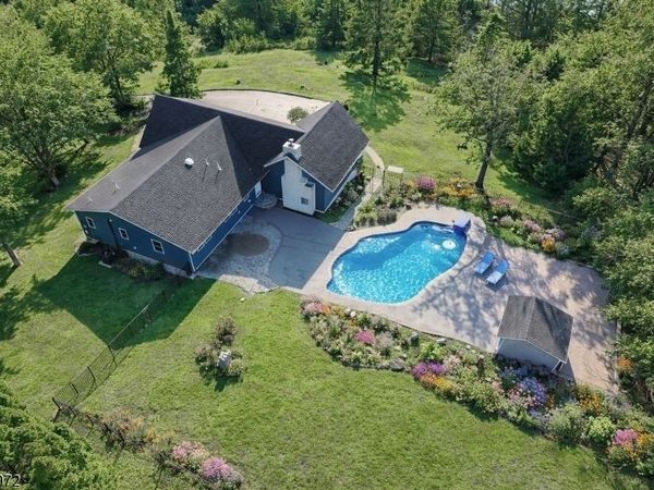 2 Rossi Dr, Clinton, NJ 08809