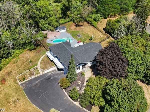 2 Rossi Dr, Clinton, NJ 08809