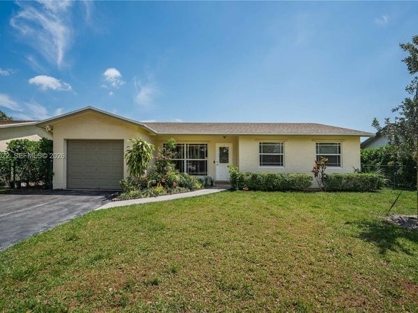 401 NW 83rd Way , Pembroke Pines, FL 33024