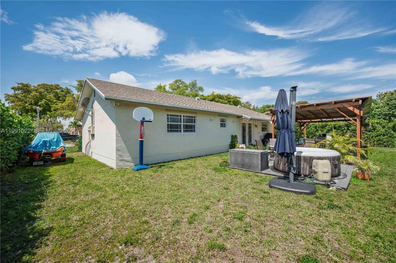 401 NW 83rd Way, Pembroke Pines, FL 33024 Photo