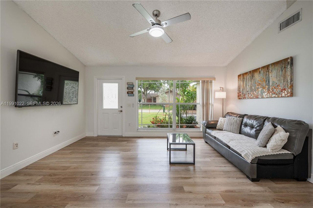401 NW 83rd Way, Pembroke Pines, FL 33024 Photo