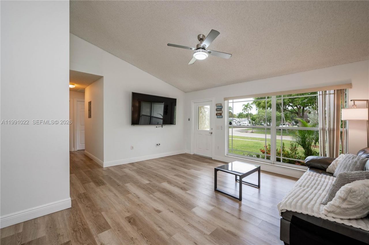 401 NW 83rd Way, Pembroke Pines, FL 33024 Photo