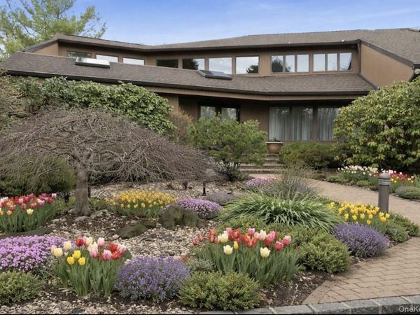 9 The Grasslands, Woodbury, NY 11797