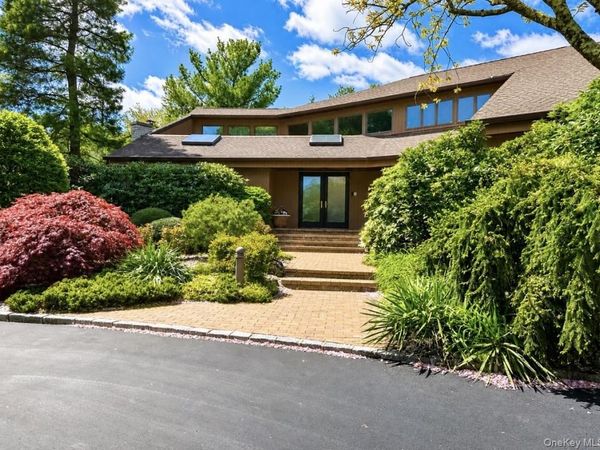 9 The Grasslands, Woodbury, NY 11797