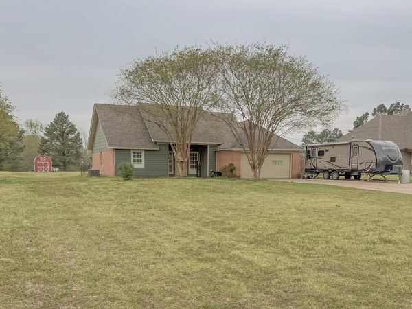 5723 Wolfe Rd, Columbus, MS 39705