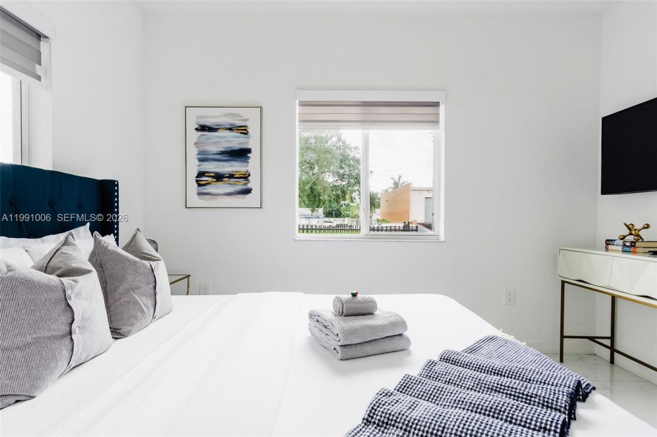 8765 NW 22nd Place , Miami, FL 33147 Photo