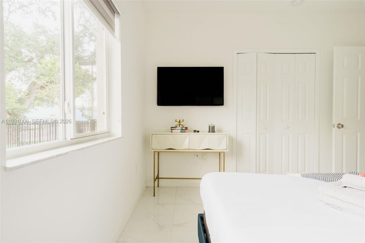 8765 NW 22nd Place , Miami, FL 33147 Photo