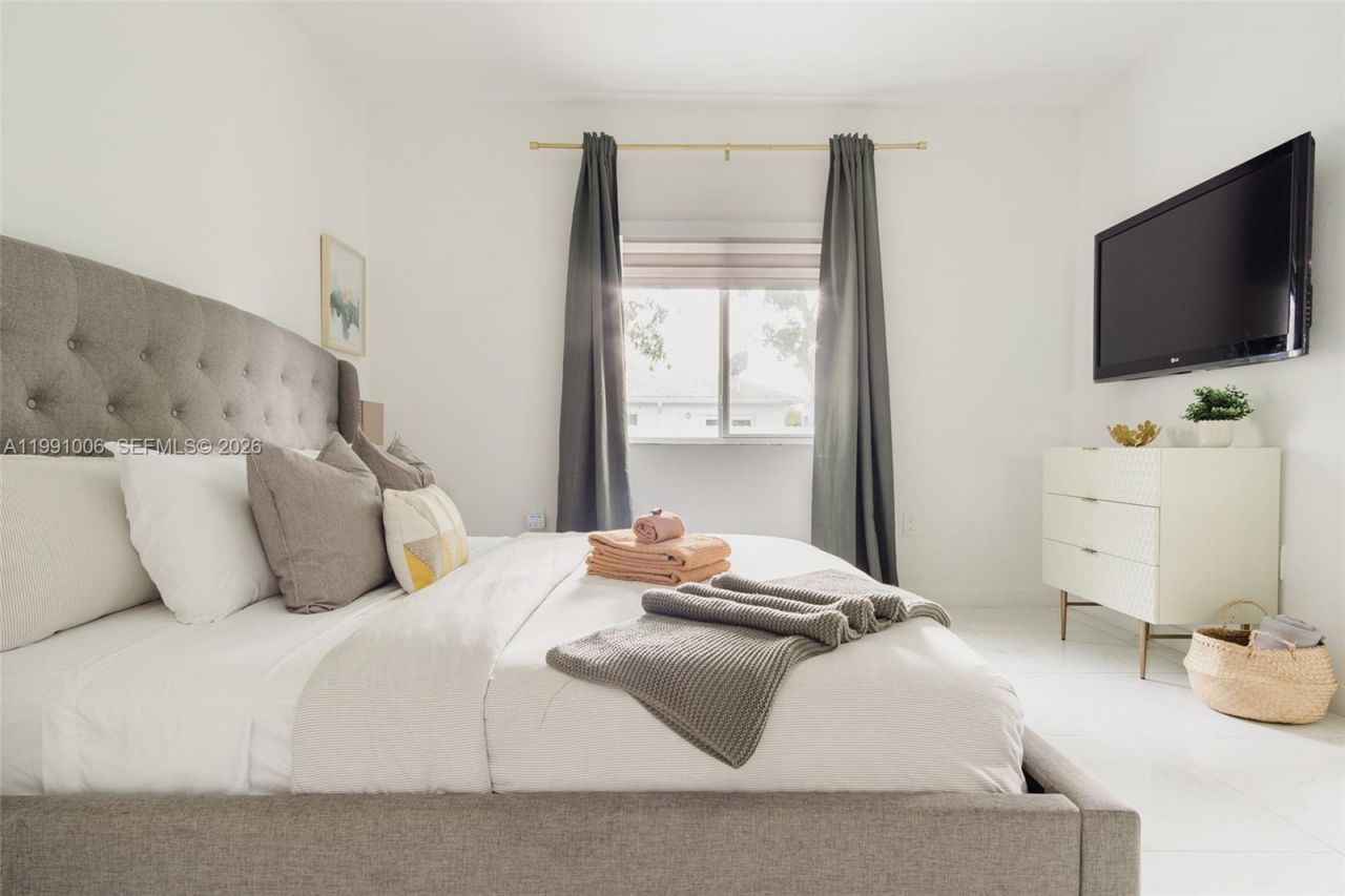 8765 NW 22nd Place , Miami, FL 33147 Photo