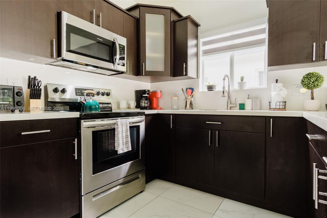 8765 NW 22nd Place , Miami, FL 33147 Photo