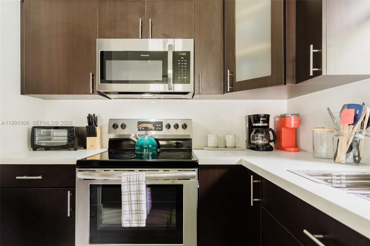 8765 NW 22nd Place , Miami, FL 33147 Photo