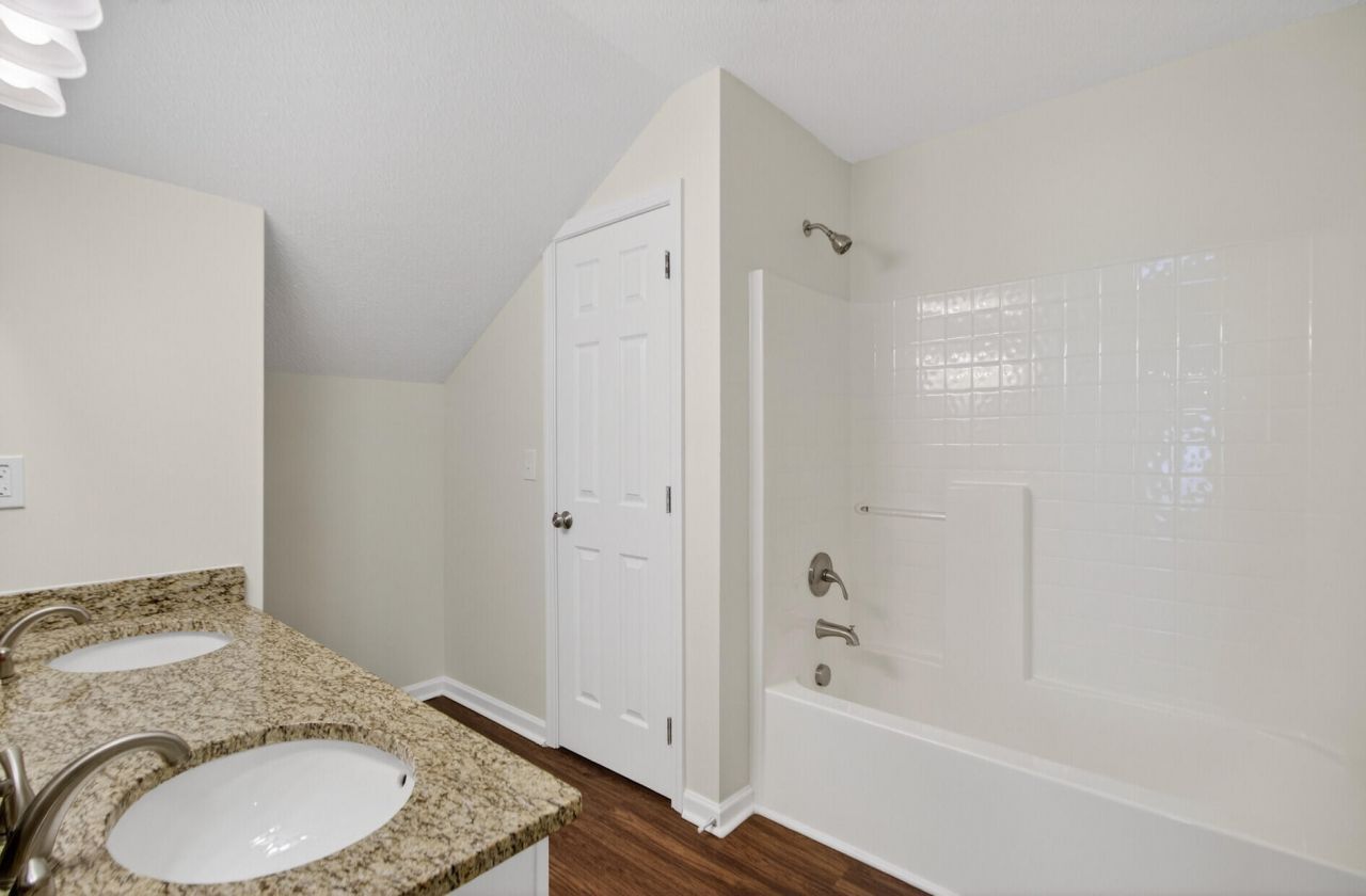 119 Macallan Court Photo 28