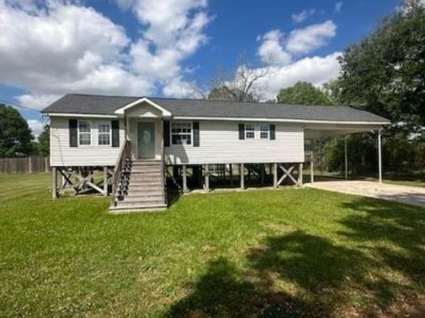 817 E Putnam Street , Erath, LA 70533