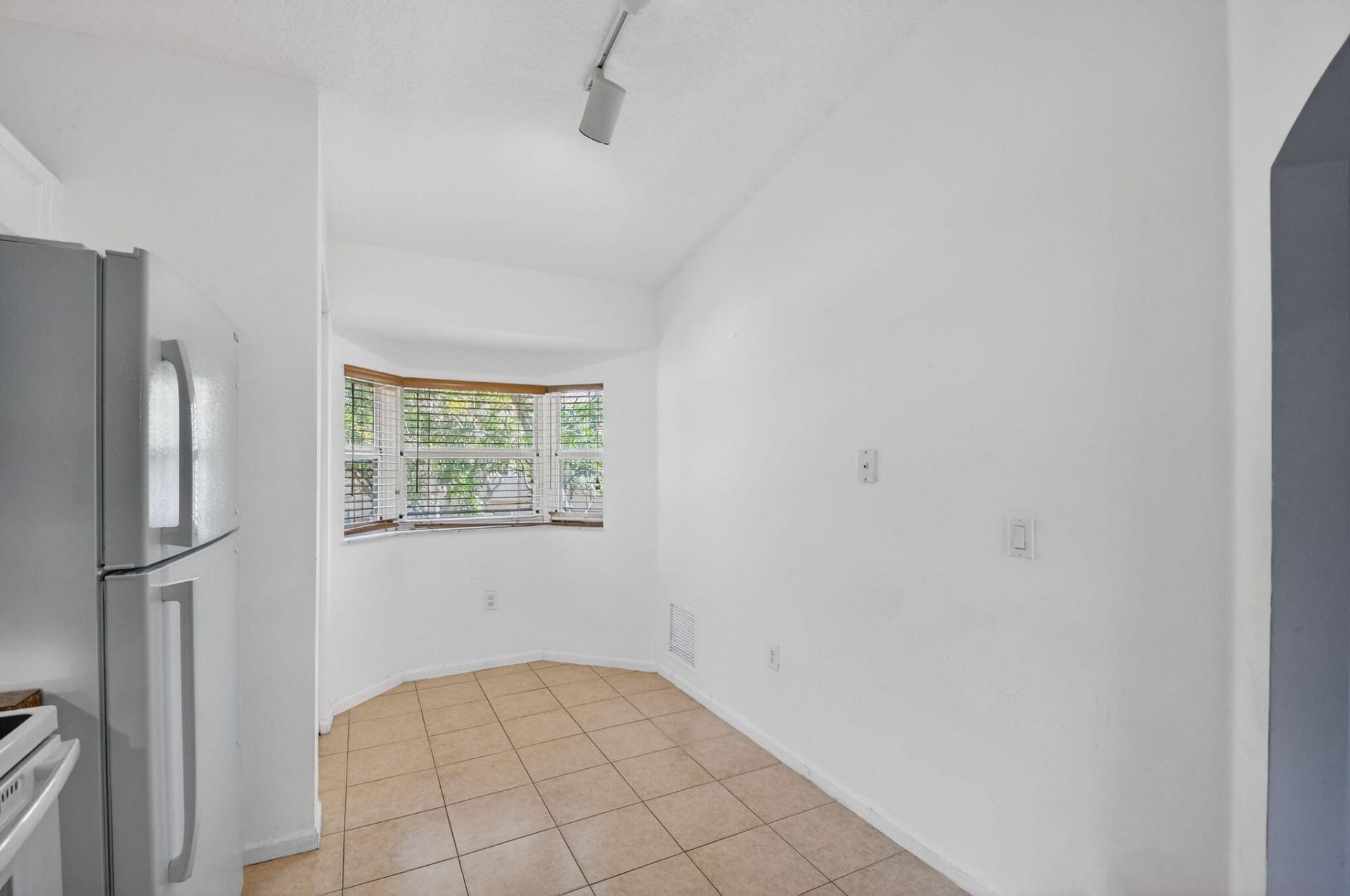 3790 N Jog Road, Unit 203, West Palm Beach, FL 33411 Photo