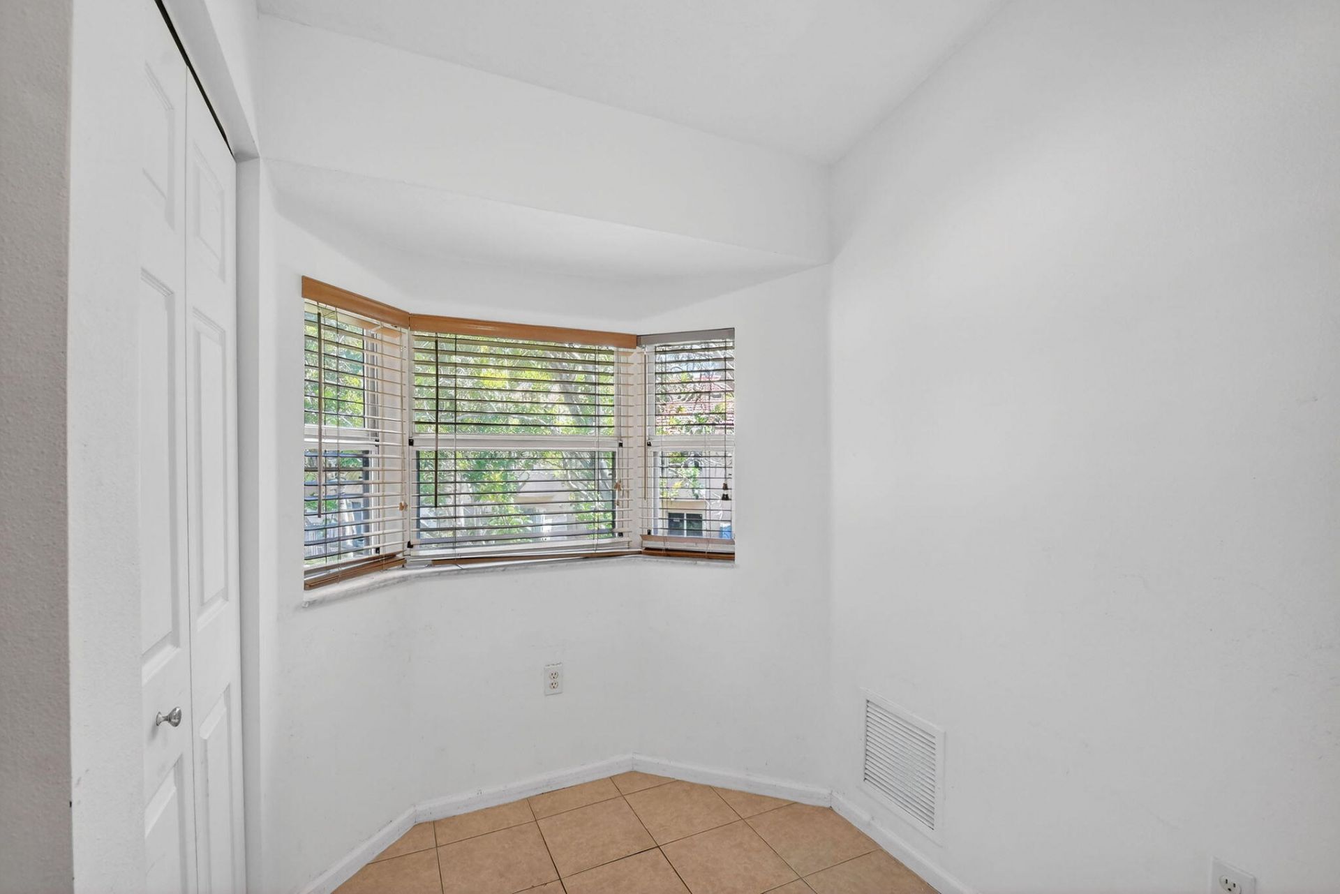 3790 N Jog Road, Unit 203, West Palm Beach, FL 33411 Photo