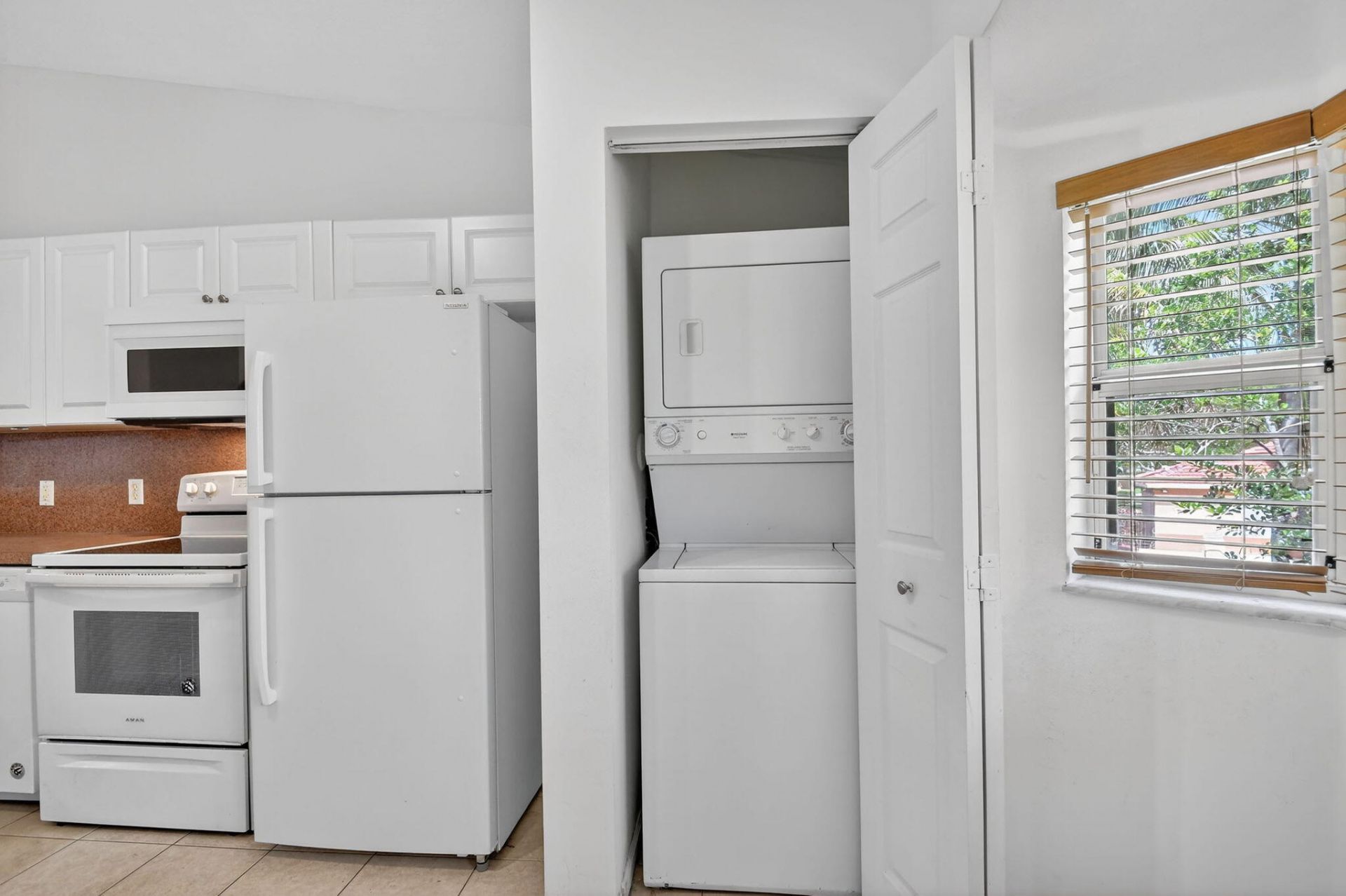 3790 N Jog Road, Unit 203, West Palm Beach, FL 33411 Photo