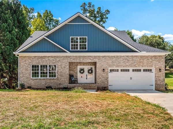 4642 Pebble Lake Drive, Pfafftown, NC 27040
