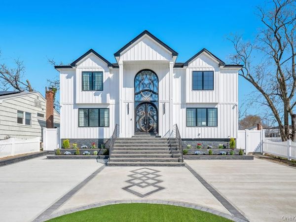 15 Forest Road, Valley Stream, NY 11581