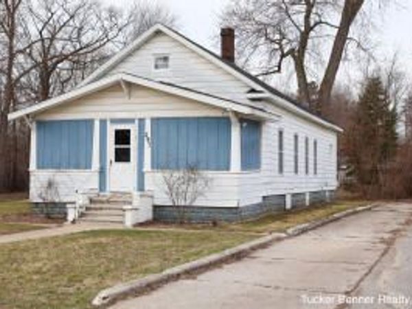 293 N 3rd Avenue, Fruitport, MI 49415