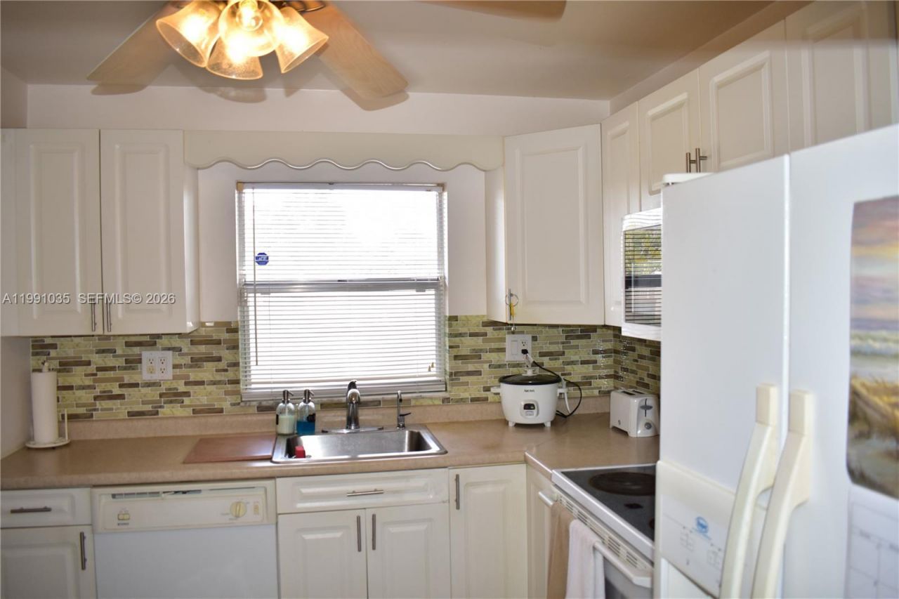 9800 Sunrise Lakes Blvd , Unit 208, Sunrise, FL 33322 Photo