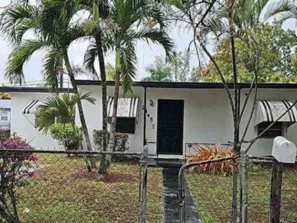 2345 NW 161st St , Miami Gardens, FL 33054