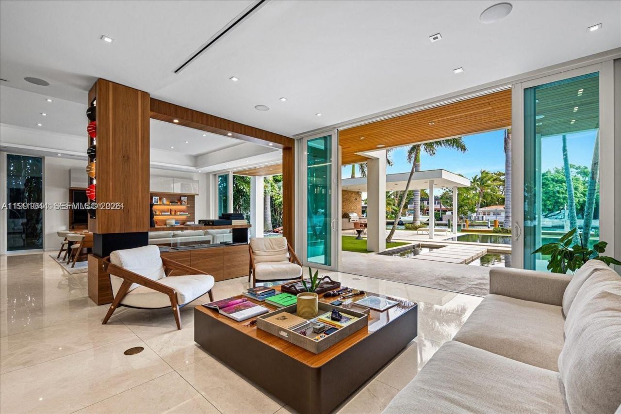 3465 N Meridian Ave , Miami Beach, FL 33140 Photo