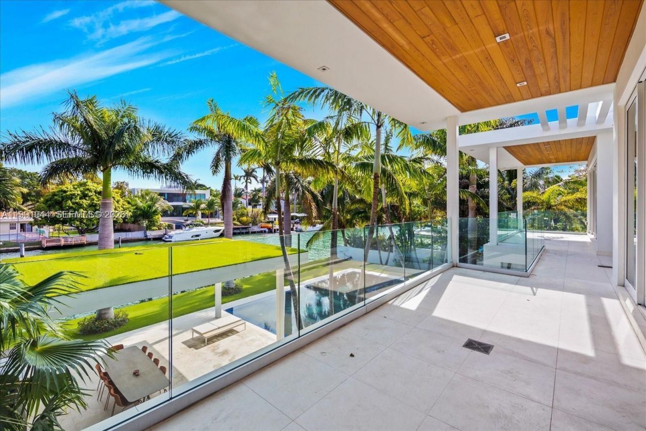 3465 N Meridian Ave , Miami Beach, FL 33140 Photo