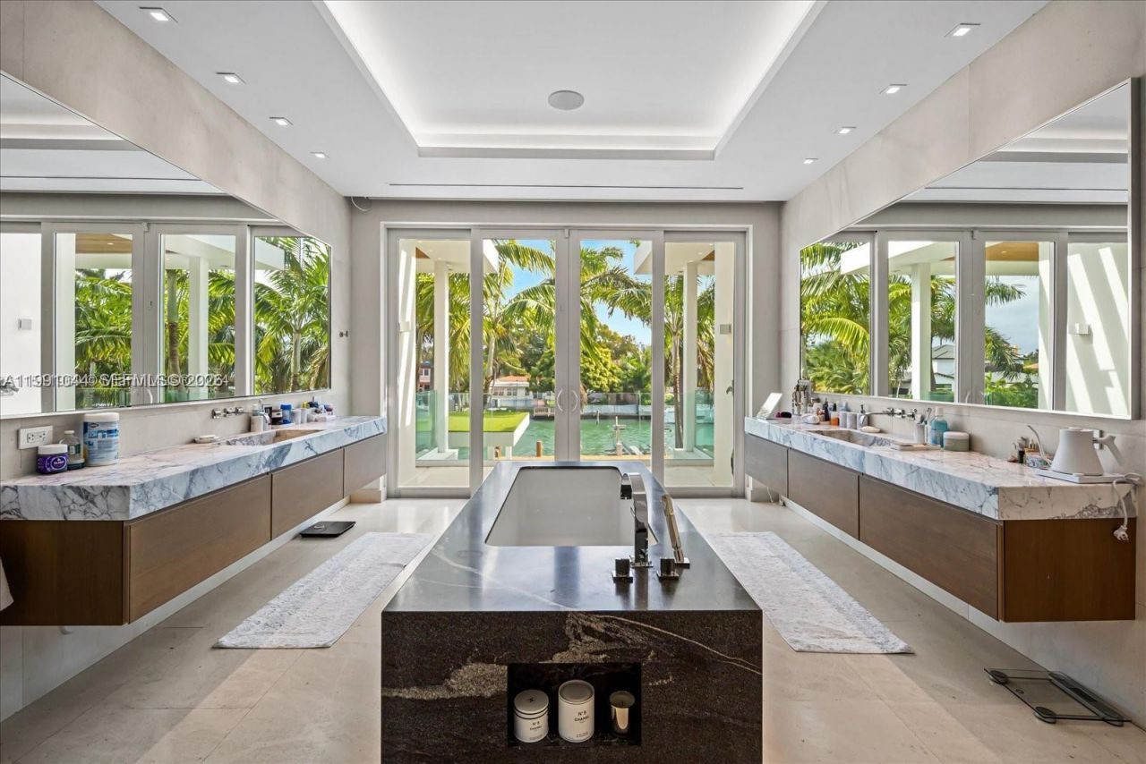 3465 N Meridian Ave , Miami Beach, FL 33140 Photo