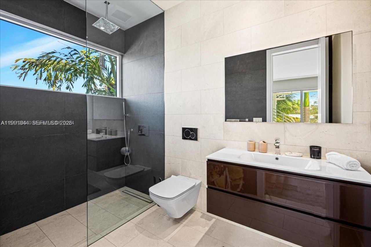 3465 N Meridian Ave , Miami Beach, FL 33140 Photo