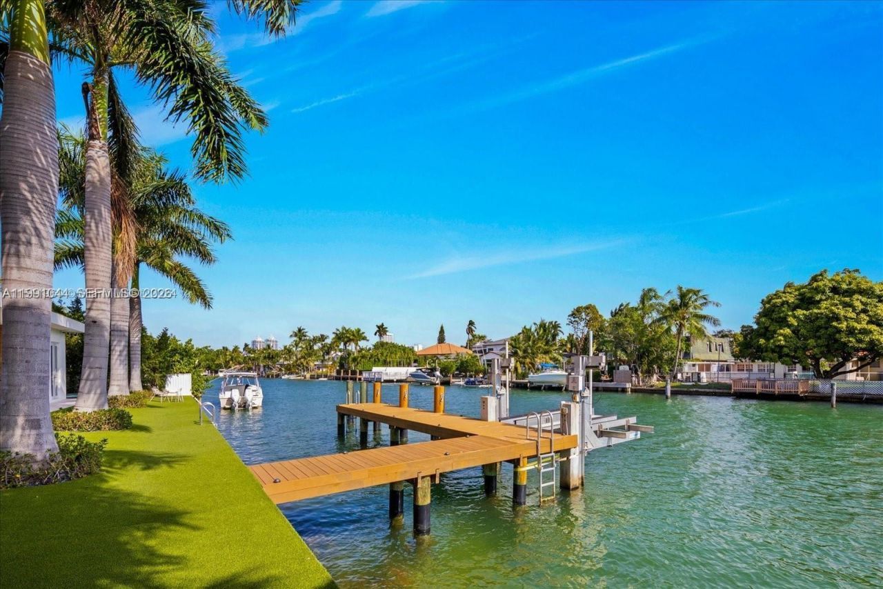 3465 N Meridian Ave , Miami Beach, FL 33140 Photo