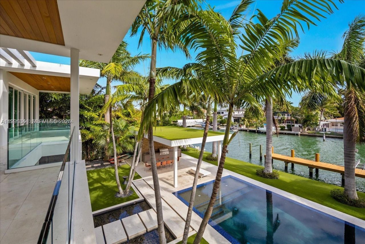 3465 N Meridian Ave , Miami Beach, FL 33140 Photo