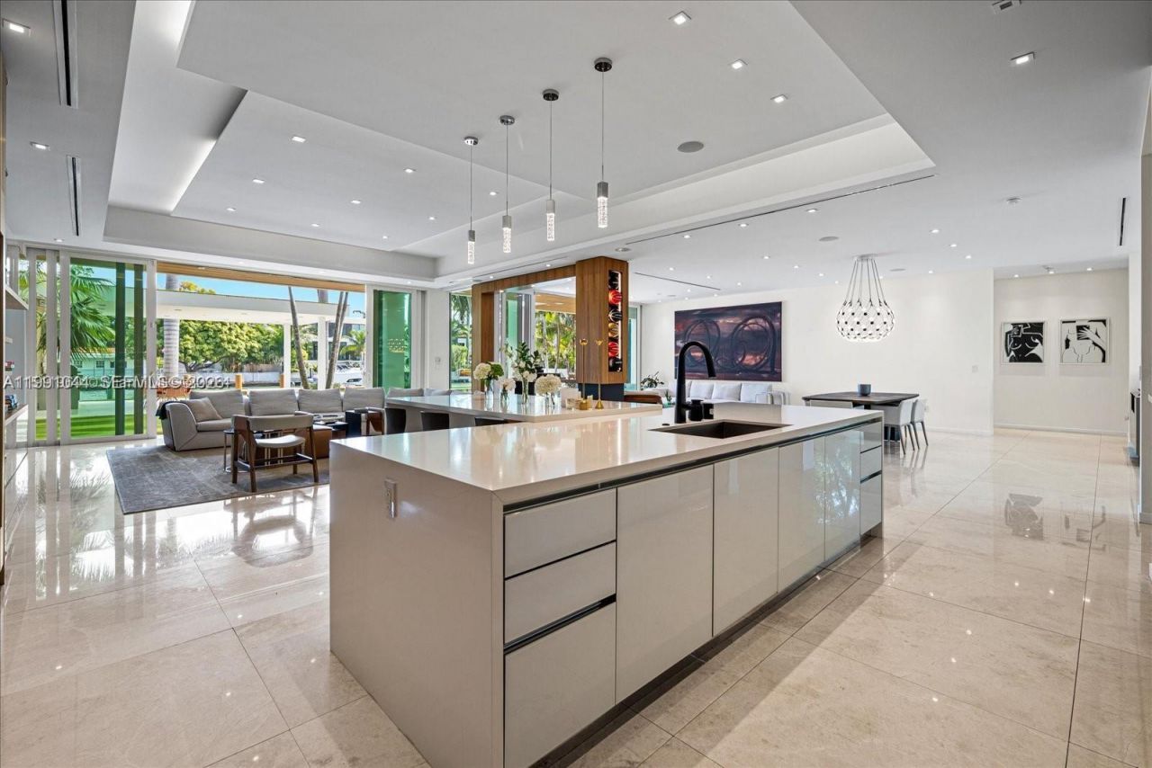 3465 N Meridian Ave , Miami Beach, FL 33140 Photo