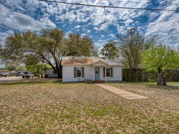 609 Dickson ST, Lexington, TX 78947