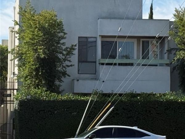 13730 Sherman Way, Unit 201, Van Nuys, CA 91405