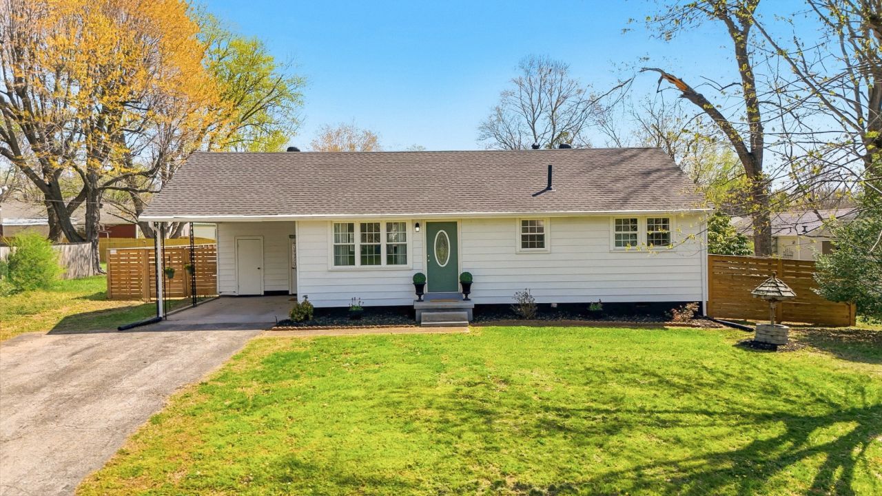 1012 N Charlotte St, Dickson, TN 37055 Main Photo