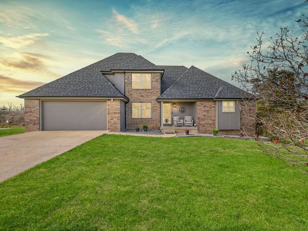 433 Coachlight Drive , Lebanon, MO 65536