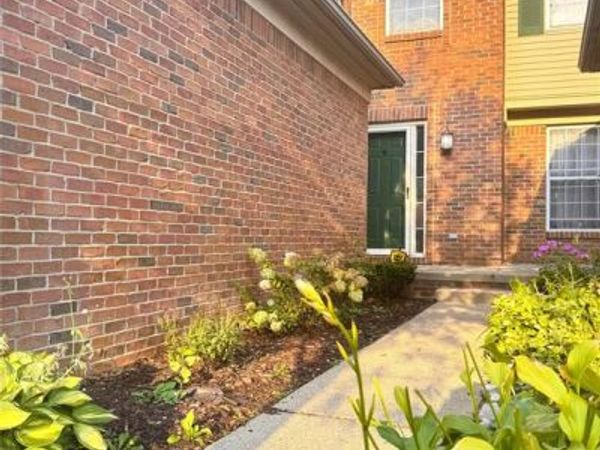 122 Legacy Park Circle, Dearborn Heights, MI 48127