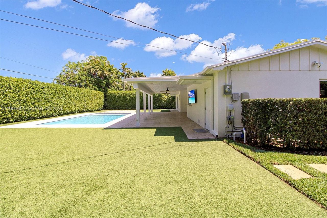 8975 SW 83rd St, Miami, FL 33173 Photo