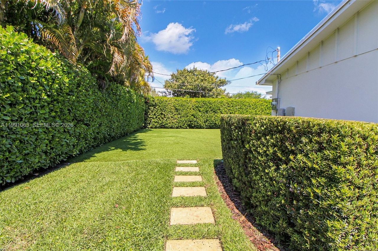 8975 SW 83rd St, Miami, FL 33173 Photo