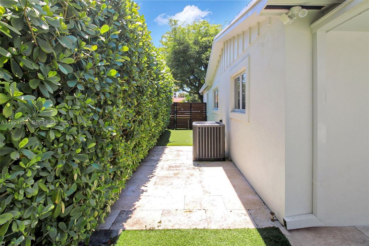 8975 SW 83rd St, Miami, FL 33173 Photo