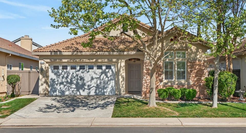 9795 W Taron Dr, Elk Grove, CA 95757 Photo