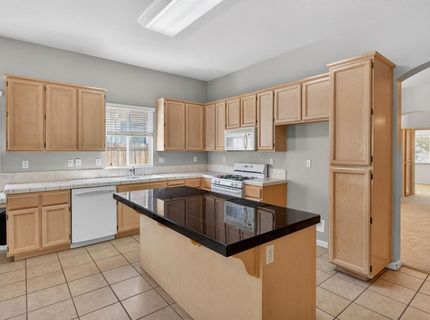 9795 W Taron Dr, Elk Grove, CA 95757 Photo