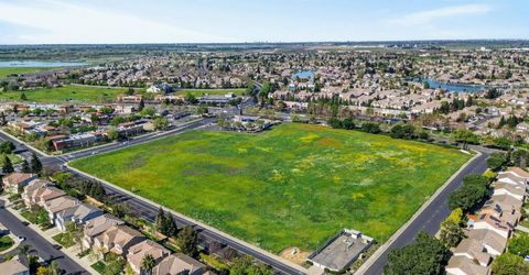 9795 W Taron Dr, Elk Grove, CA 95757 Photo