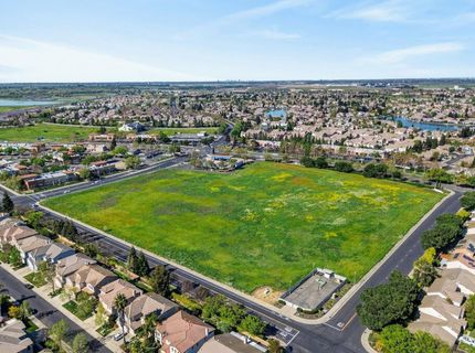 9795 W Taron Dr, Elk Grove, CA 95757 Photo