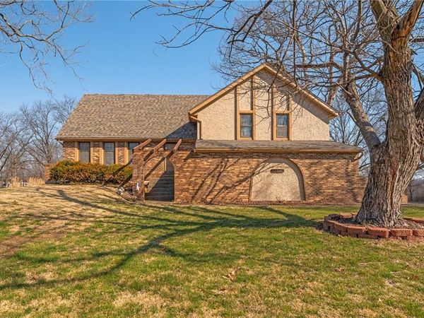 12326 Pinehurst Drive, Kansas City, KS 66109