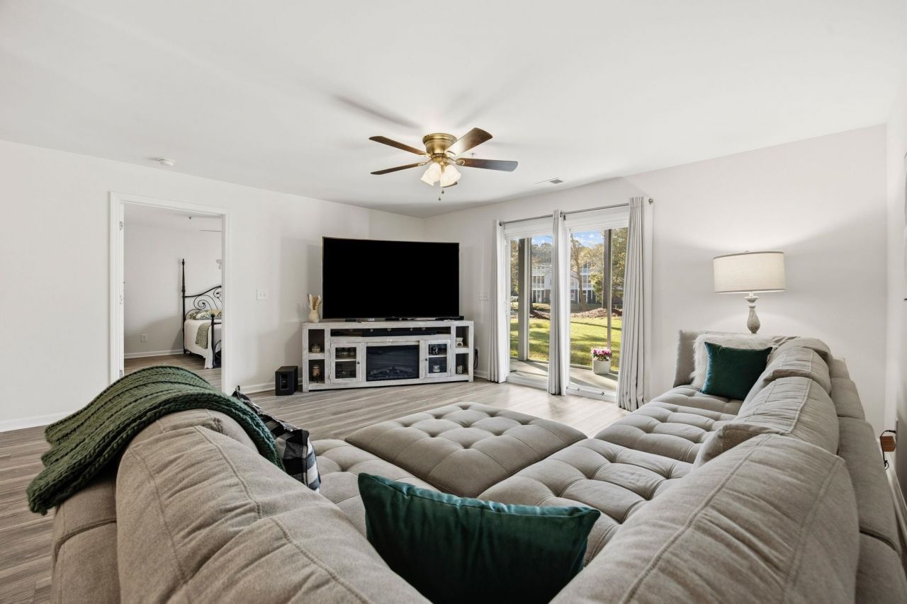 4849 Meadowsweet Dr. Photo 9