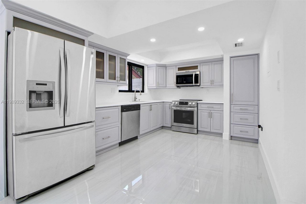 8961 SW 6th St , Miami, FL 33174 Photo