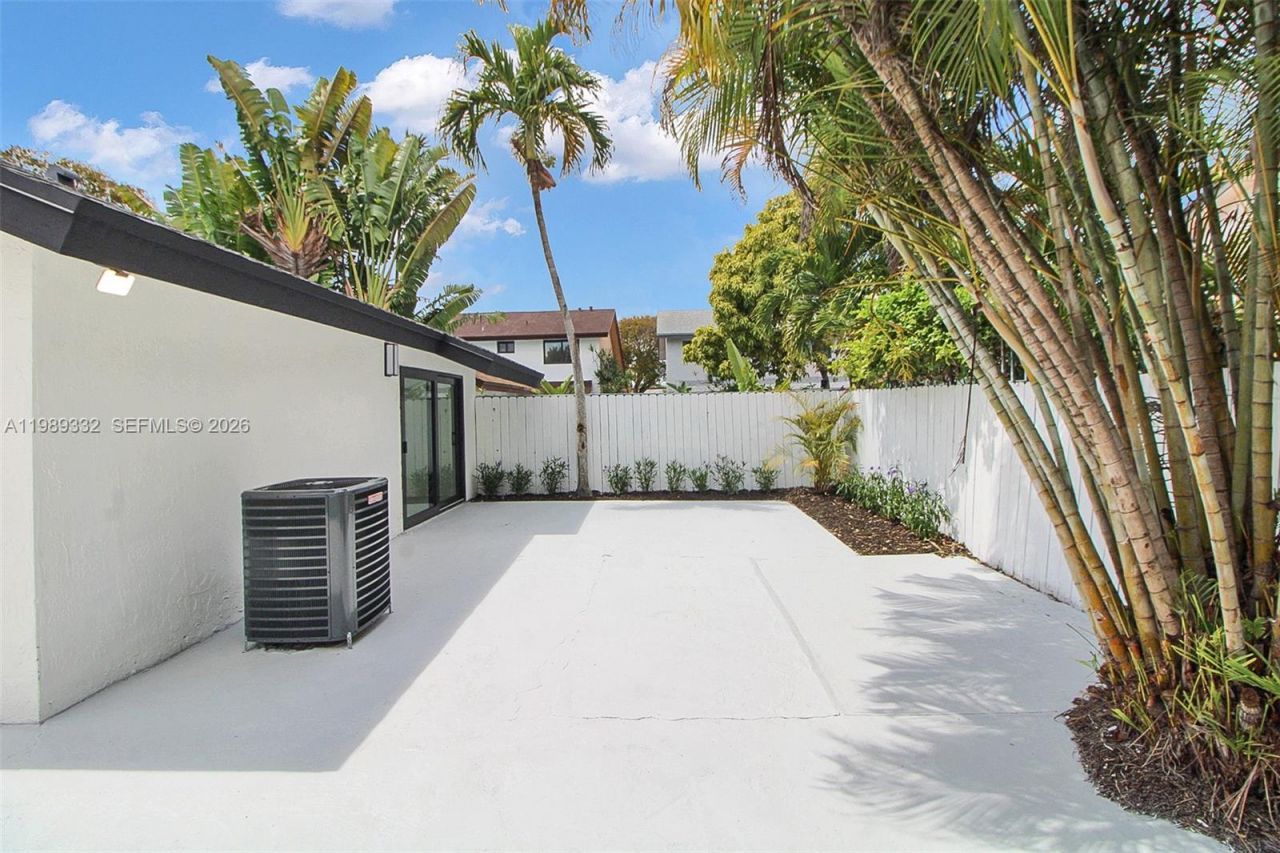 8961 SW 6th St , Miami, FL 33174 Photo